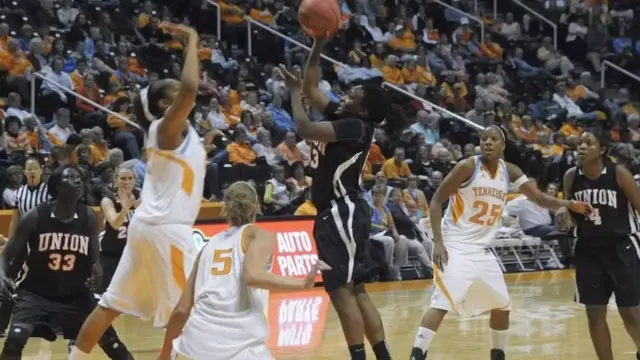 Des jeunes filles qui jouent au basket-ball