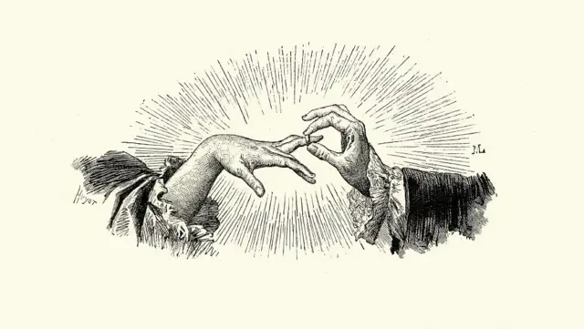 Mano poniéndole un anneau à un dedo