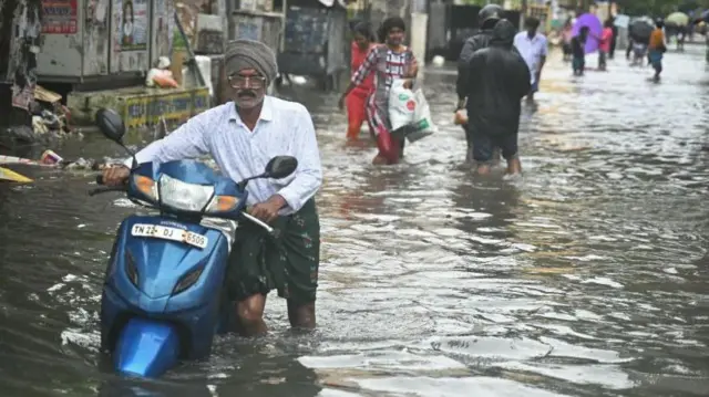 சென்னை வெள்ளம்: மின்சாரம், பூச்சிகள், பாம்புகள், வாகனங்களை கையாளுவது  எப்படி? பாதுகாப்பாக இருக்க என்ன செய்ய வேண்டும்? - BBC News தமிழ்