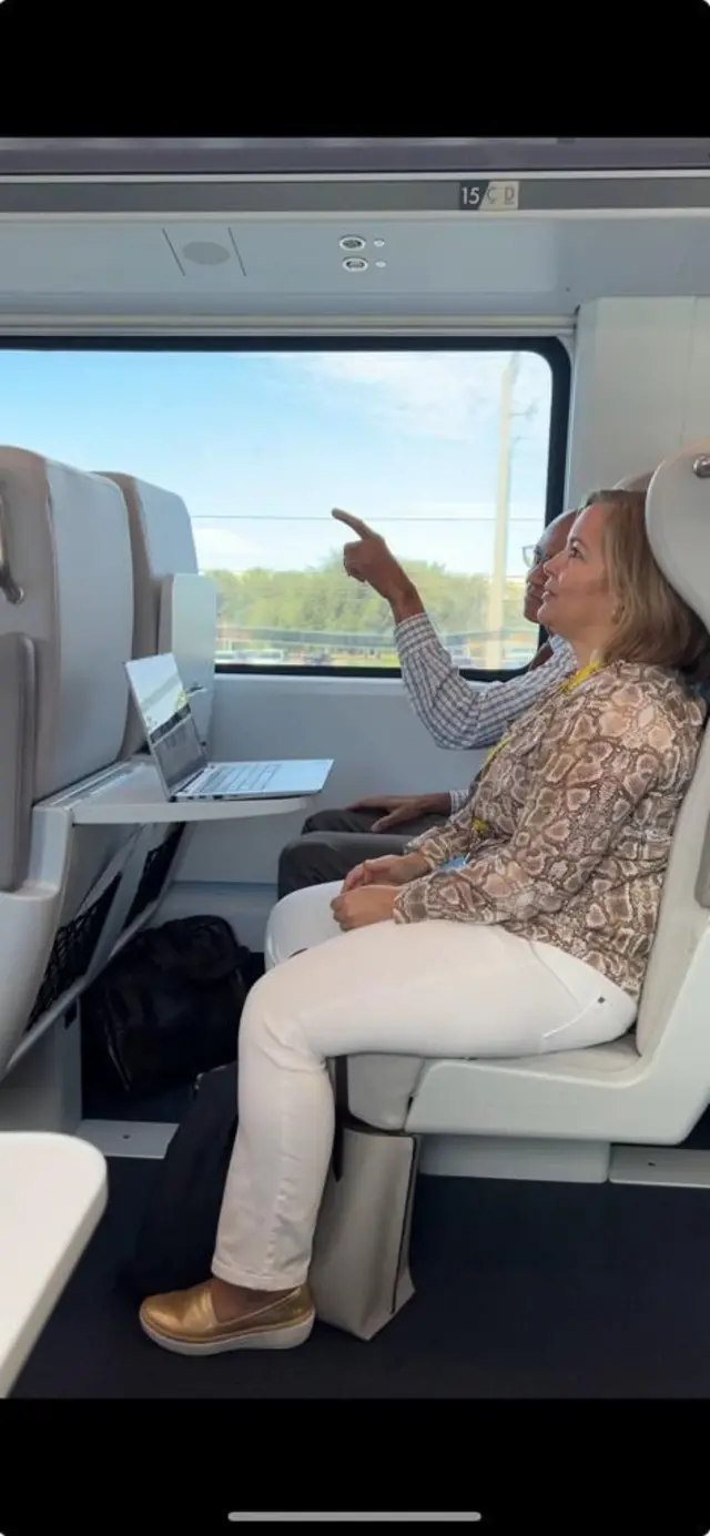 Dos personas a bordo del Brightline.