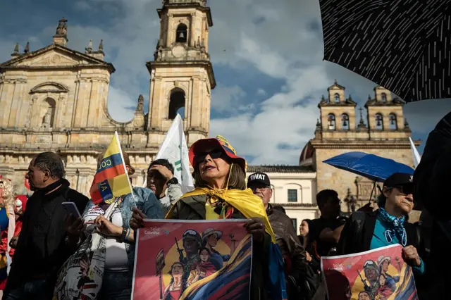 Personas protestando en una plaza colombiana.