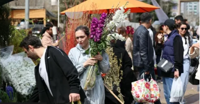 Cümə axşamı günü İranın paytaxtı Tehranda insanlar Novruz bayramı öncəsi alış-verişə gedirlər