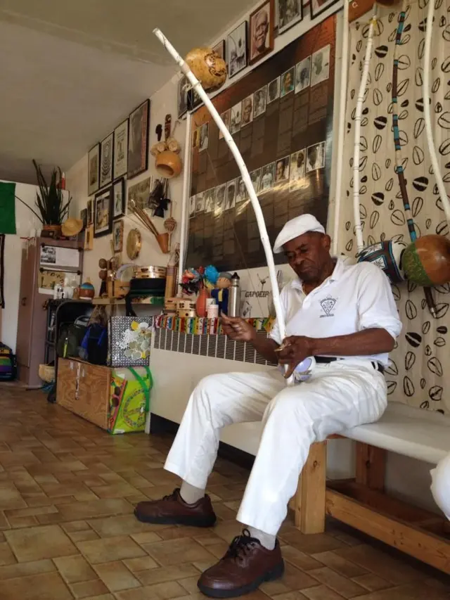 Homem negro com berimbau