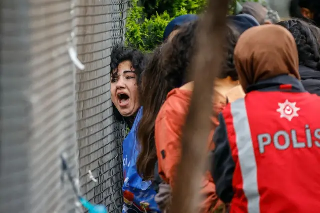 Polis Mecidiyeköy'de gözaltı yapıyor