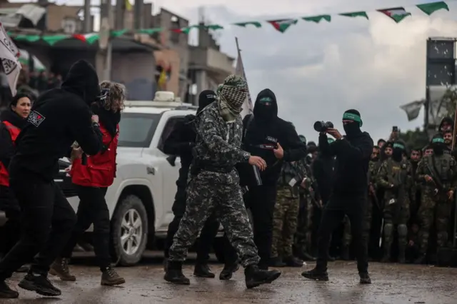 Las Brigadas al Qassam, el ala militar de Hamás, durante la entrega de dos rehenes israelíes al Comité Internacional de la Cruz Roja (CICR) como parte del acuerdo de intercambio de febrero