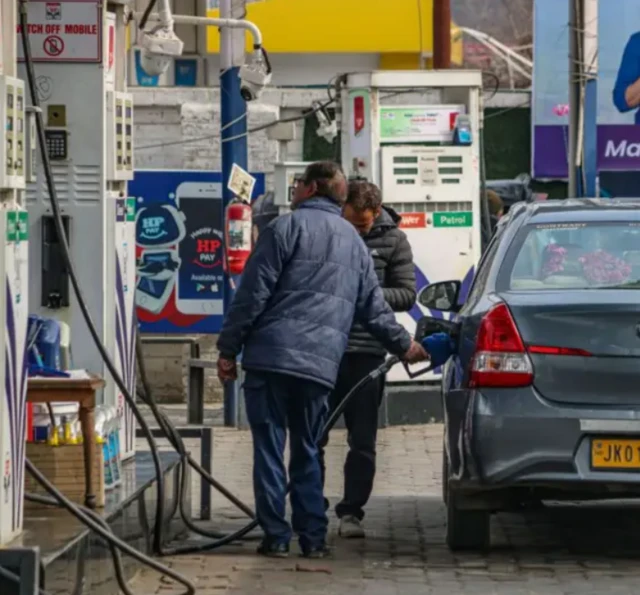 ਪੈਟਰੋਲ ਪੰਪ 'ਤੇ ਕਾਰ ਵਿੱਚ ਤੇਲ ਭਰਦਾ ਵਿਅਕਤੀ