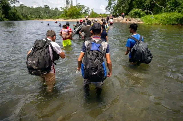 Những người di cư băng qua sông Tuquesa ở khu vực Darien Gap vào tháng 9/2023  