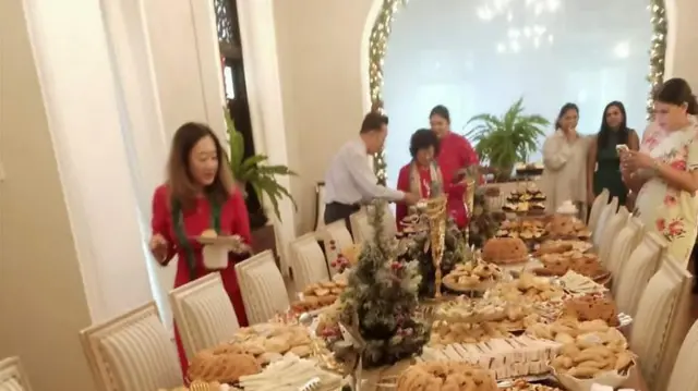 අමුත්තන් සඳහා නගරාධිපති නිල නිවසේ පසුගිය නත්තල් සමයේ පැවති සාදයක් 