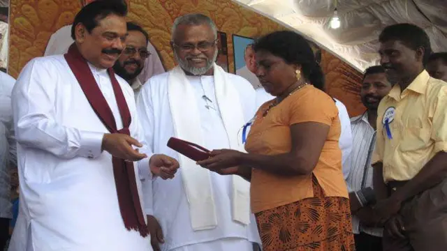  යුද හමුදාව විසින් තම භාරයට ගනු ලැබූ රන් ආභරණවලින් කොටසක් හිමිකරුවන් ගෙන් පිරිසකට 2014 වසරේදී බෙදා දුන් අයුරු.