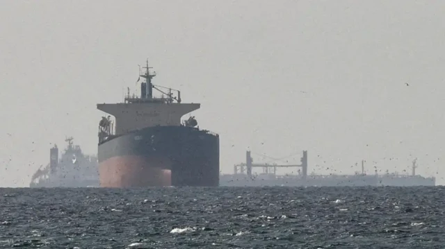  یک کشتی باری در نزدیکی تنگه هرمز در خلیج فارس در حال حرکت است