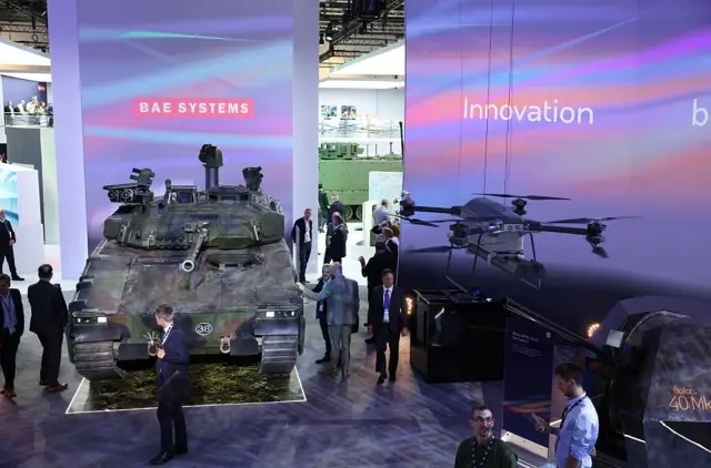 Múltiples sistemas, incluido un vehículo de combate, se exhiben en el stand de BAE Systems en la feria Defence and Security Equipment International (DSEI) en el centro ExCeL, en el este de Londres, 9 de septiembre de 2025