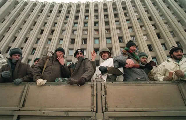 Вооруженные жители Грозного у президентского дворца