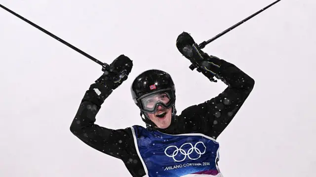 Норвежец Тормод Фростод реагирует после участия во втором финальном заезде в дисциплине «фристайл, биг-эйр» среди мужчин на Зимних Олимпийских играх «Милано–Кортина 2026» в сноупарке Ливиньо, в Ливиньо (Вальтеллина), 17 февраля 2026 года.