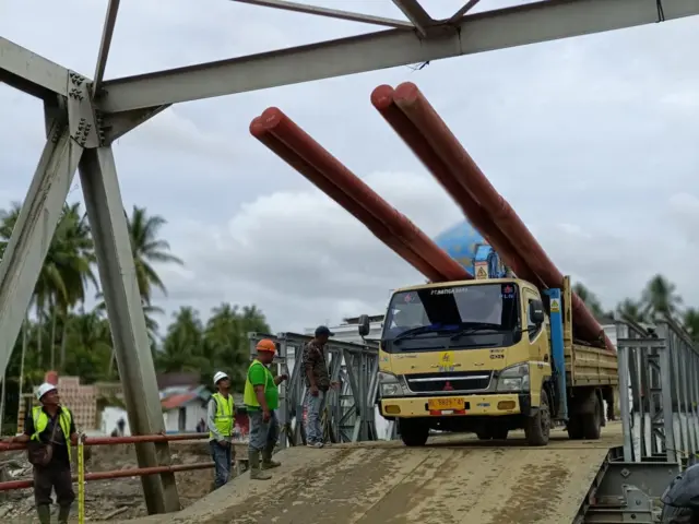 Jembatan Teupin Mane masih dalam perbaikan, karena hanya bisa dilewati dengan maksimal berat 20 ton.