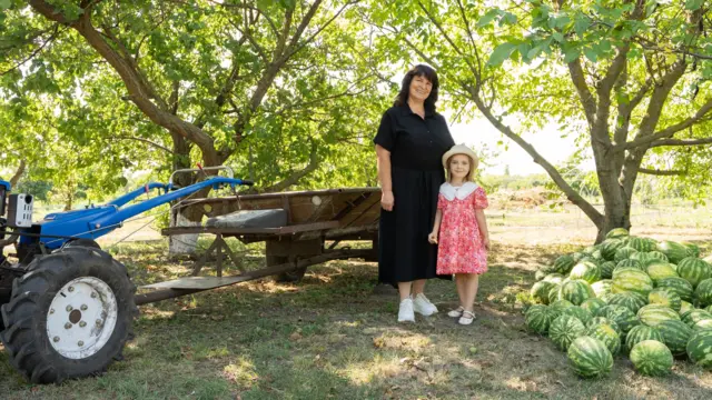 На багатьох відео Людмила з'являється поруч із онучкою Олівією