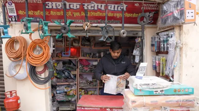 अपनी दुकान में खड़े अभिषेक कुमार कसेरा