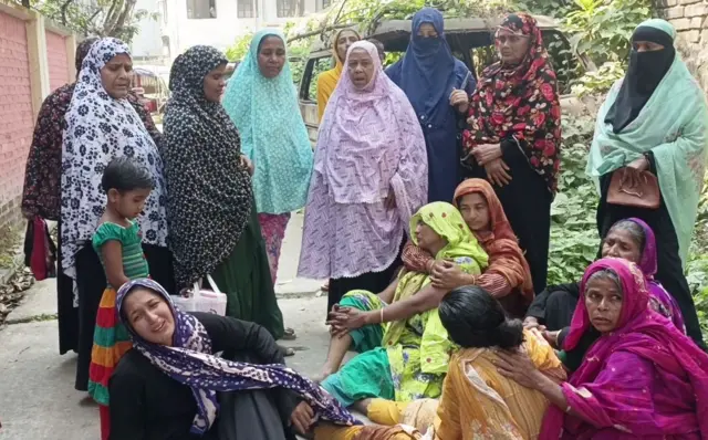 অন্তত তিনটি বাড়ী সেখানে পুড়িয়ে দেয়া হয়েছে