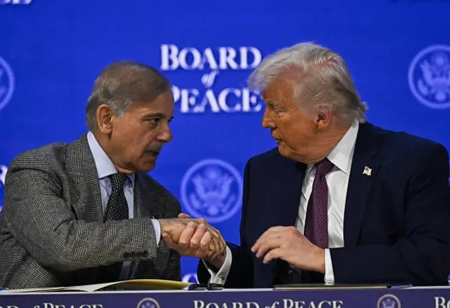 ਸ਼ਹਿਬਾਜ਼ ਸ਼ਰੀਫ ਅਤੇ ਡੋਨਲਡ ਟਰੰਪ ਹੱਥ ਮਿਲਾਉਂਦੇ ਹੋਏ