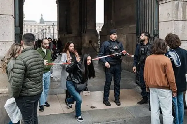 اتوار کو میوزیم سے لوگوں کو باہر نکالیا گیا اور میوزیم کو بند کر دیا گيا