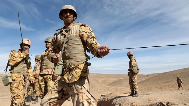 ทหารอิหร่านเข้าร่วมการซ้อมรบใกล้เมืองมัชฮัด ทางตะวันออกเฉียงเหนือของอิหร่าน ในปี 2558