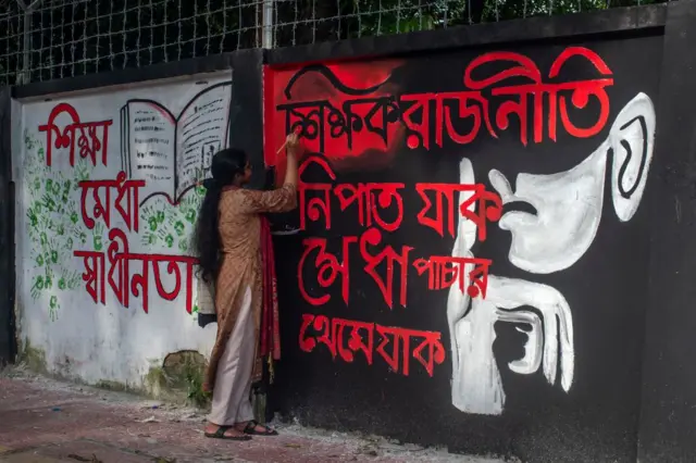 ঢাকা বিশ্ববিদ্যালয়ে ছাত্র রাজনীতি বন্ধ করার দাবি জানিয়ে আসছেন শিক্ষার্থিরা। 