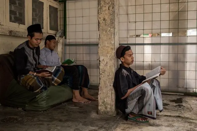 Siswa di Pesantren, juga dikenal sebagai ''Santri'', dipisahkan dari keluarga mereka dan menghabiskan hari-hari mereka mempelajari kitab suci Islam, membaca Al-Qur'an, dan belajar bahasa Arab selain kegiatan lain yang dimulai dengan sholat subuh pada pukul 4 pagi hingga tengah malam. 