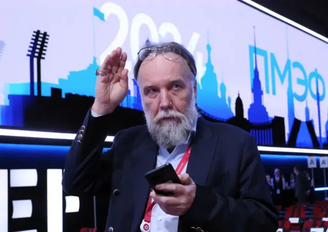 Александр Дугин оңчул радикал философ жана “Орус дүйнөсүнүн” идеологу катары белгилүү