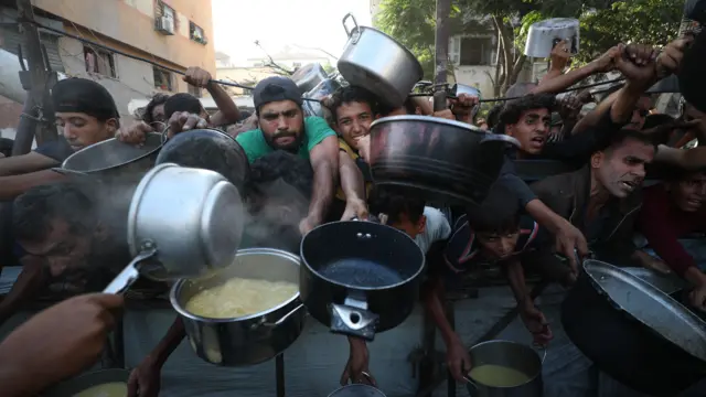 Des habitants de Gaza tiennent des casseroles pour tenter d'obtenir de la nourriture.