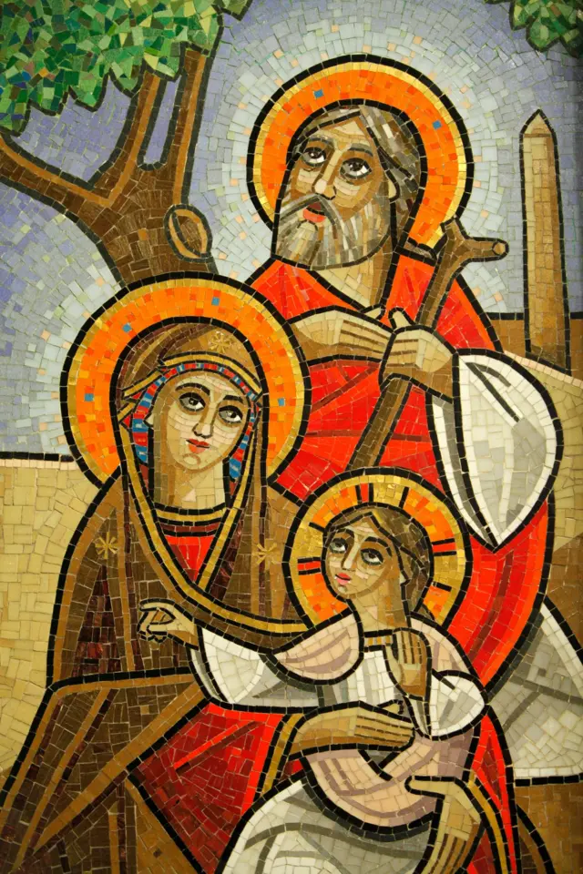 جدارية لأيقونة قبطية تمثل العائلة المقدسة، تظهر القديسة العذراء مريم بوداعة تحمل الطفل يسوع المسيح وفي الخلفية يقف القديس يوسف النجار ناظراً إلى السماء