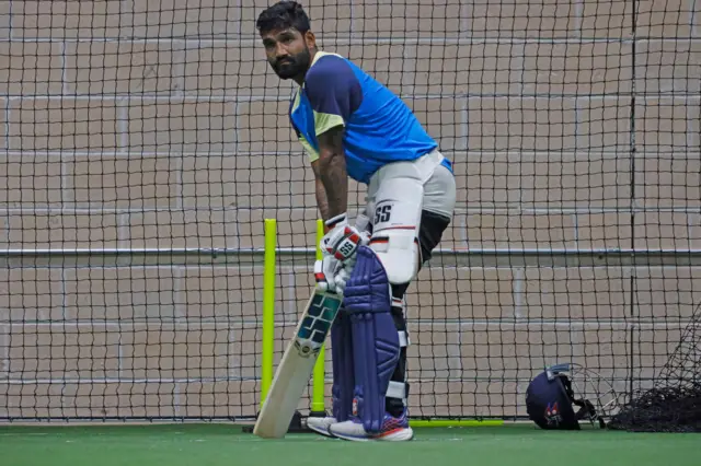 दीपेन्द्रसिंह ऐरी किर्तीमानी ब्याटर हुन् 