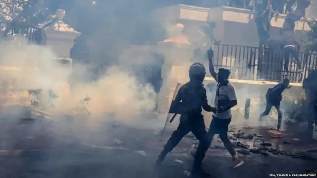 2022 साली झालेल्या आंदोलनात आंदोलकांना पांगवण्यासाठी श्रीलंकेतील पोलिसांनी अश्रूधुराचा मारा केला होता (फाइल फोटो)