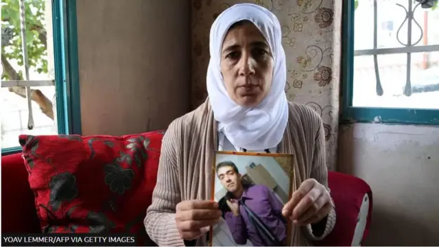والدة هشام السيد تحمل صورة لابنها في أبريل/ نيسان 2016