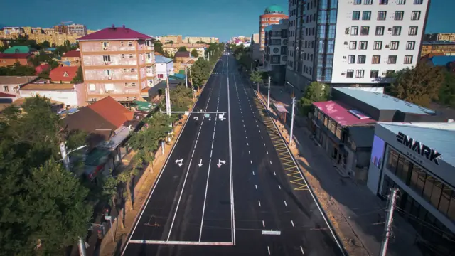 Асфальты жаңыртылган Ахунбаев көчөсү. Бишкектин айрым көчөлөрү "кар менен кошо эрип кетти" деген сын да айтылып келе жатат