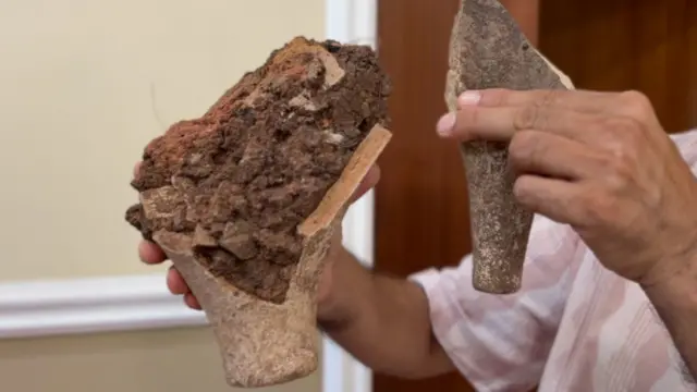 हे भांड निमुळतं असून त्याला खाली एक खूर असल्यासारखा भाग आहे.