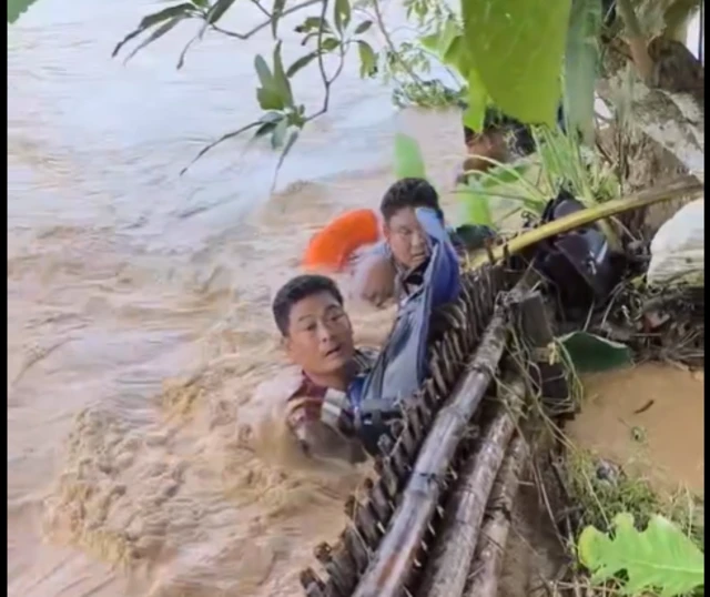 စက်လှေမြုပ်လို့ အကူအညီစောင့်နေရတဲ့ လူမှုကူညီရေးအဖွဲ့