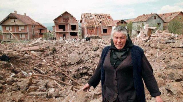 Una mujer llora junto a los escombros de las casas destruidas, el 28 de abril de 1999 en Surdulica.