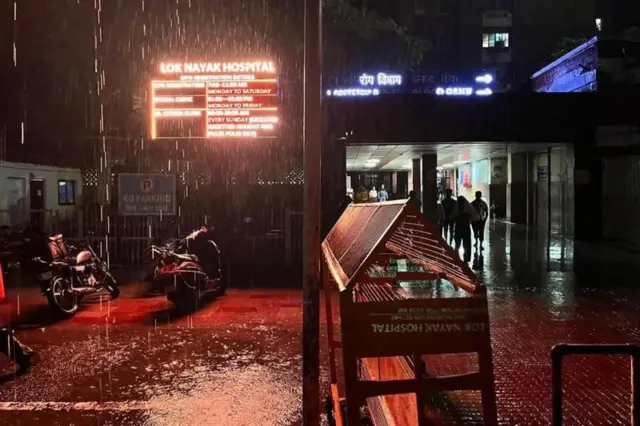 રાત્રે લોકનાયક હૉસ્પિટલના બહારનો નજારો