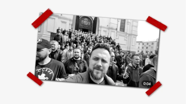  اعضای «جامعه روسی» که مقابل یک کلیسا تجمع کرده‌‌اند.