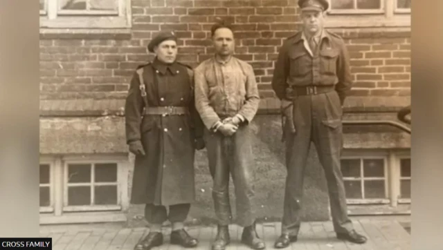 هوس (وسط) در عکسی در زندان پس از دستگیری‌اش به همراه سروان کراس (راست) و سرباز نگهبان جان بومن