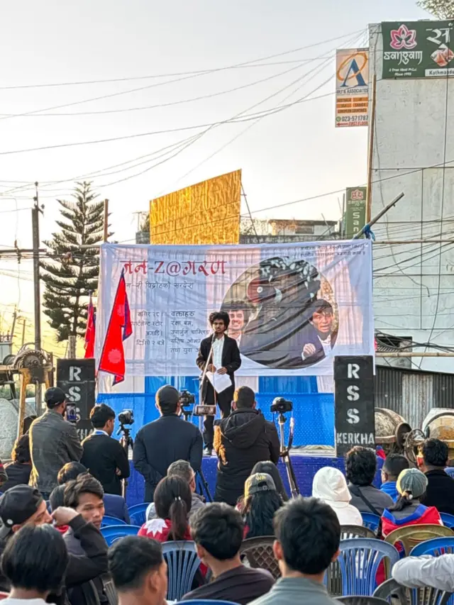 यतिष ओझा जेन जीहरूद्वारा आयोजित सभामा बोल्दै। 