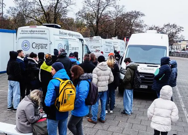 Українці чекають в черзі до мобільного парспортного сервісу у Баварії