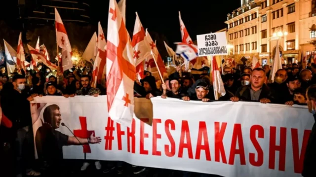 Саакашвилинин атажуртка кайтып келиши жана камакка алынышы Грузияда нааразылык толкунун жаратты, бирок убакыттын өтүшү менен демонстранттардын катары суюла берип, кийинчерээк таптакыр жок болуп кетти