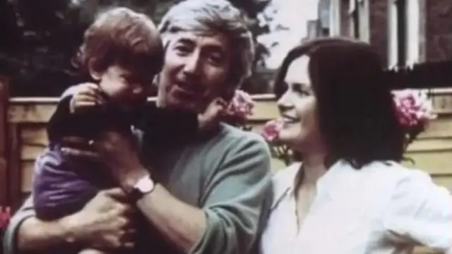 मार्कोव बल्गेरियात प्रथितयश लेखक होते. पत्नी एनाबेल आणि मुलगी अलेक्झांड्रा रायनासह.