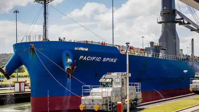 El buque de carga Pacific Spike navega a través de las esclusas de Miraflores del Canal de Panamá el 11 de marzo de 2026.