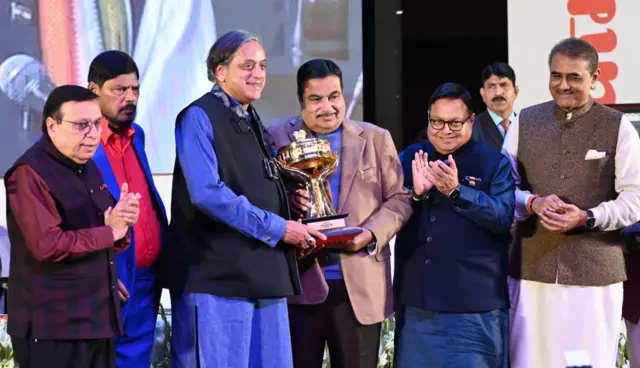 शशि थरूर, नितिन गडकरी