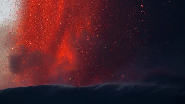 L'Etna est entré en éruption ces derniers jours, créant un nuage de cendres qui a temporairement perturbé les vols. 