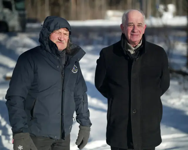 图为雷恩·克拉尔（左）和雅恩·克里纳尔（右）在爱沙尼亚的合影。他们身穿深色冬装，背景是皑皑白雪。雷恩戴着帽子，戴着厚手套。