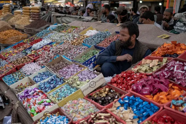 یک شهروند افغان میگوید شهر مزدحم شده، اما خانواده های که درآمد توان خرید سالهای قبل را ندارند