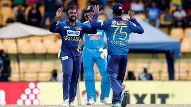 නිත්‍ය පන්දු යවන්නෙකු නොවුවද අද දිනයේදී පන්දු යැවීමට කැඳවූ චරිත් අසලංක ද ඉන්දීය කණ්ඩායමේ කඩුලු 04ක් දවා ගත්තේය.