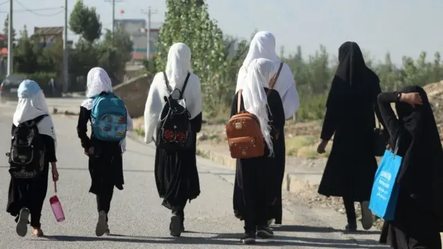 فتيات أفغانستانيات في زي المدرسة